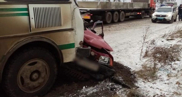 Под Одессой машина врезалась в автобус, водитель погиб