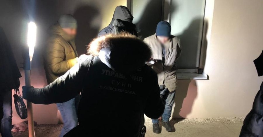 Под Киевом бандиты ранили спецназовцев: открыли огонь и бросили гранату