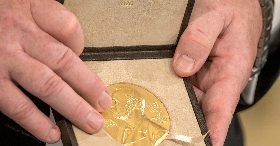 Нобель нашел своих лауреатов. Кому и за что вручили премию в 2020 году