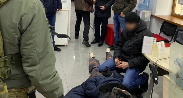 В Мариуполе мужчина захватил заложников в отделении банка и угрожал их взорвать