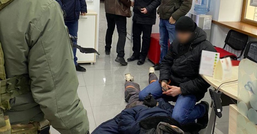 В Мариуполе мужчина захватил заложников в отделении банка и угрожал их взорвать