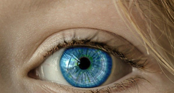 Ученые назвали еще один симптом коронавируса - он связан с глазами