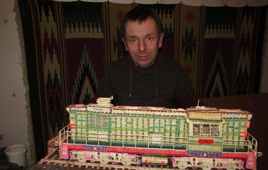 Житомирянин-рекордсмен построил из спичек 15 поездов