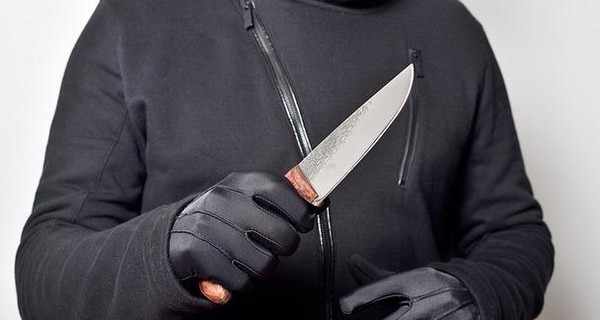 Во Франции мужчина напал с ножом на  прохожих: ранены три человека