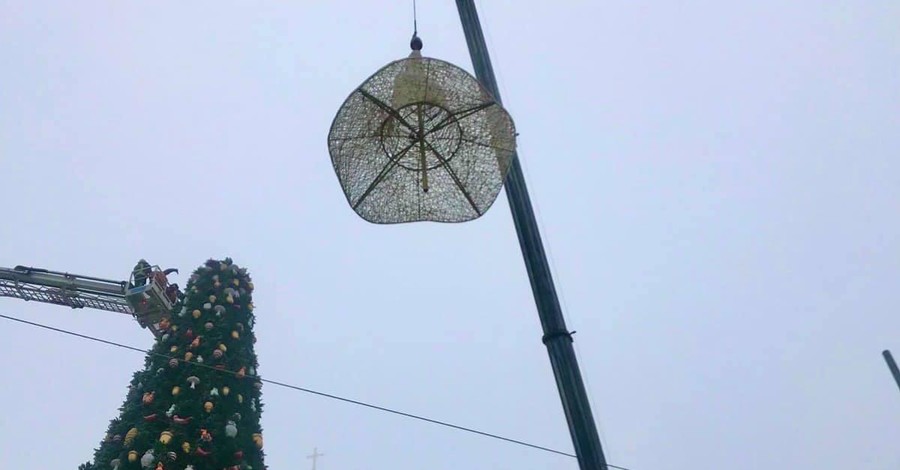 Милованов назвал непонятой инновацией колпак, снятый с новогодней елки в Киеве