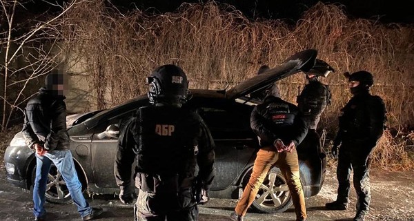 В Киеве полицейские держали мужчину в гараже и требовали с него деньги