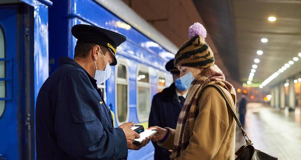 Контактная сеть покрылась льдом: два поезда из Киева опаздывают