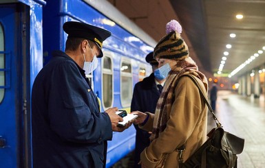 Контактная сеть покрылась льдом: два поезда из Киева опаздывают