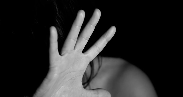 На Сумщине домашний тиран избил сожительницу и полицейского, который прибыл на помощь