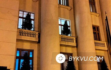 Офис президента продолжают украшать к Новому году: на балконах появились елки