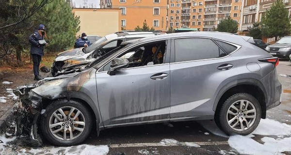 В Одессе неизвестные подожгли три автомобиля во дворе одной из многоэтажек