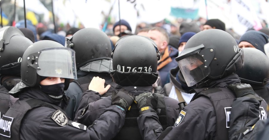 Десятки полицейских получили ожоги глаз во время столкновений с ФОПовцами на Майдане