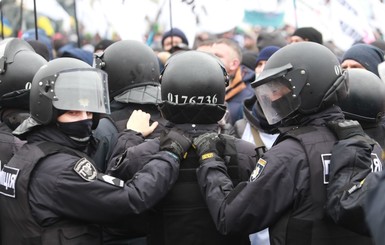 Десятки полицейских получили ожоги глаз во время столкновений с ФОПовцами на Майдане