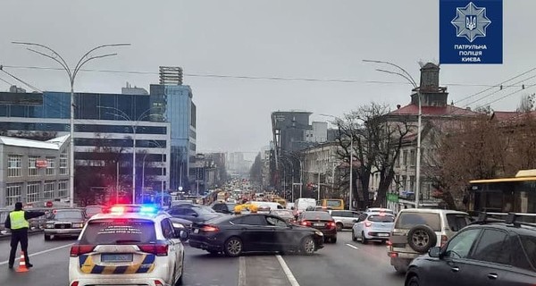 На Шулявском мосту устали фонари - падают прямо на машины