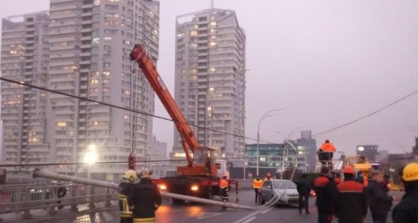 Кличко обратился в полицию из-за упавших фонарей на Шулявском мосту 