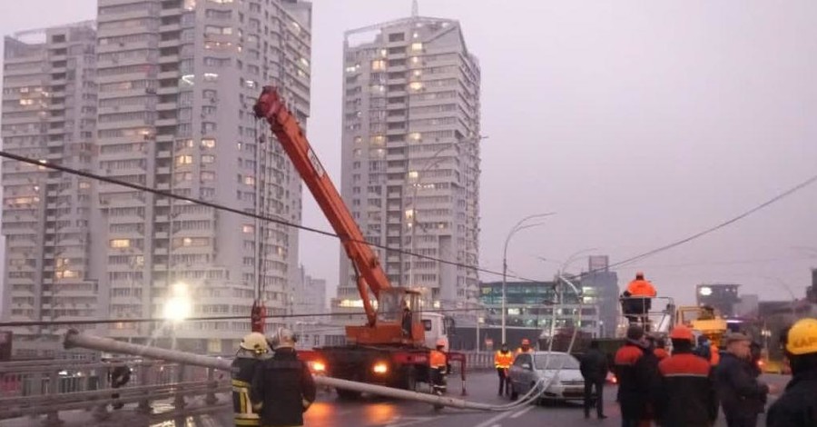 Кличко обратился в полицию из-за упавших фонарей на Шулявском мосту 