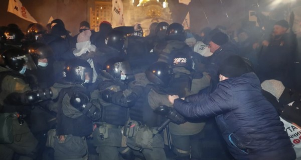На Майдане новые столкновения - полиция атаковала предпринимателей и отобрала палатки