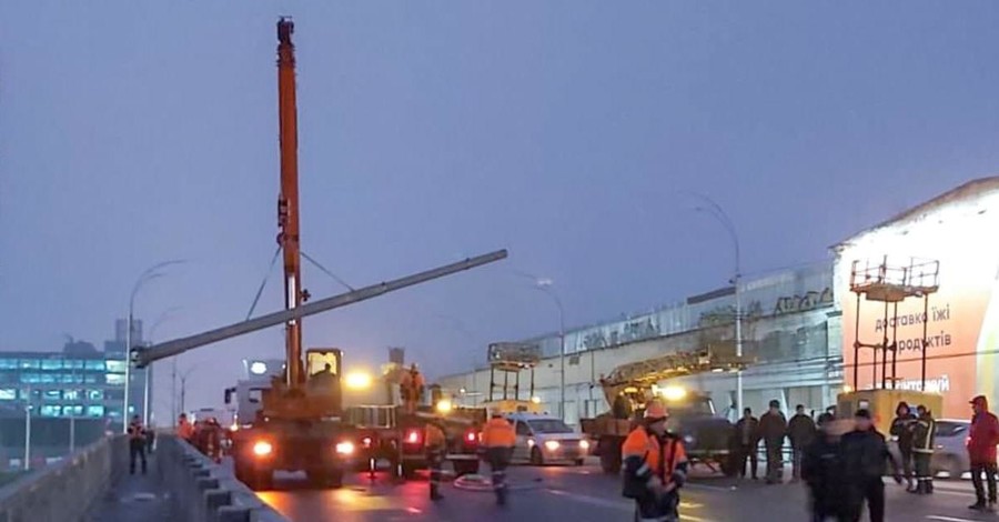 Упавшие фонари на Шулявском мосту: компенсации за разбитые машины должен заплатить подрядчик