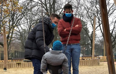 Почему Венгрия запретила усыновление детей однополыми парами