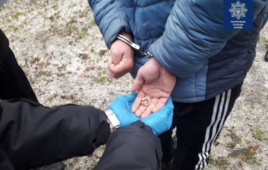 В Киеве грабитель-неудачник не смог сбежать от полицейских из-за гололеда