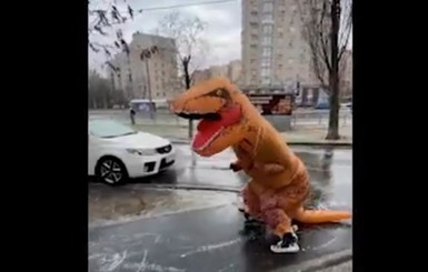 Облонский динозавр на коньках оказался журналистом