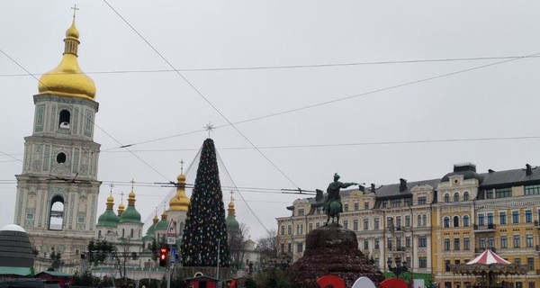 На киевскую елку установили звезду вместо шляпы, как хотели верующие