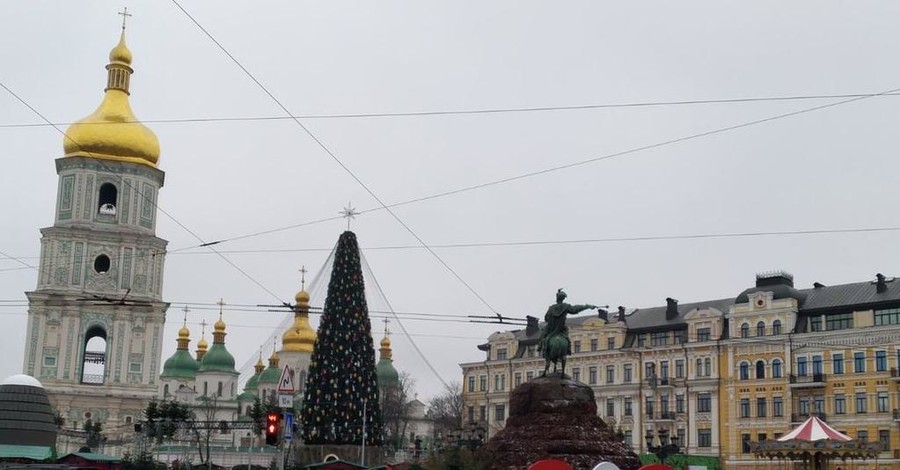 На киевскую елку установили звезду вместо шляпы, как хотели верующие