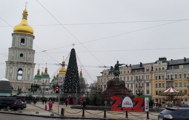На киевскую елку установили звезду вместо шляпы, как хотели верующие