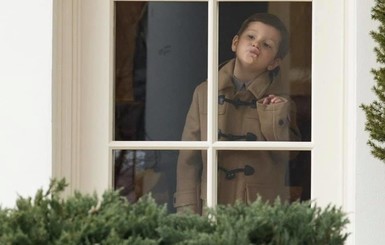 Иванка Трамп поделилась забавным фото сына: Ждет, когда дедушка завершит встречу