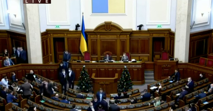 Заседание Рады: депутаты ушли на перерыв через минуту после начала 