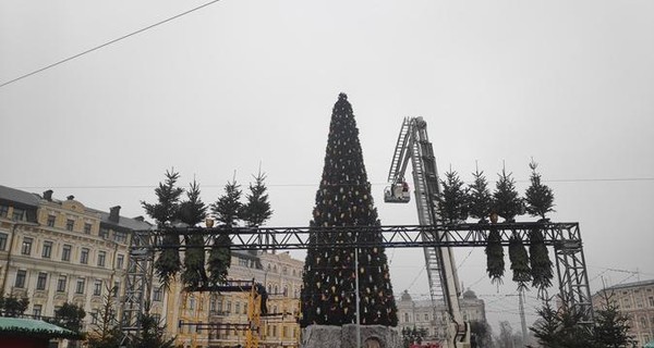 В ПЦУ были против шляпы на киевской елке, потому что традиционный символ - Вифлеемская звезда