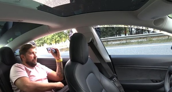 Украинский блогер потроллил полицию, катаясь в Tesla на автопилоте 
