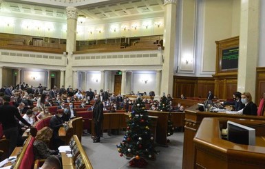 Разумков поздравил депутатов с Новым годом и отпустил на каникулы