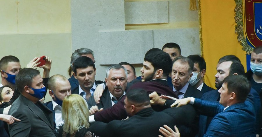 В одесском облсовете снова драка: депутаты заблокировали трибуну и вернули Ройтбурду должность