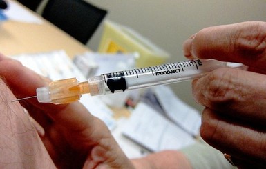 Соседи Украины и вакцина: в Польше вакцинируют и заробитчан, а на белорусах испытают 