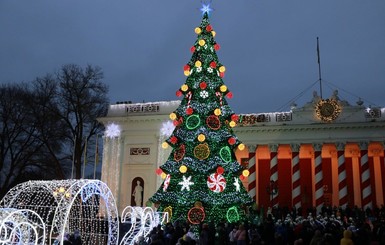 В Одессе на открытии городской елки играл русский шансон. В мэрии объяснили, как так вышло