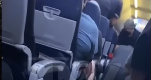 В США пассажир с симптомами коронавируса умер в самолете