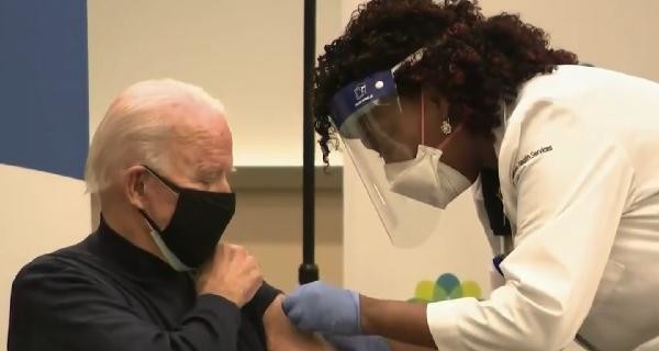 Джо Байден вакцинировался от коронавируса в прямом эфире
