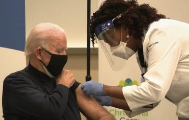 Джо Байден вакцинировался от коронавируса в прямом эфире