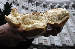 В Киеве введут карточки на хлеб 