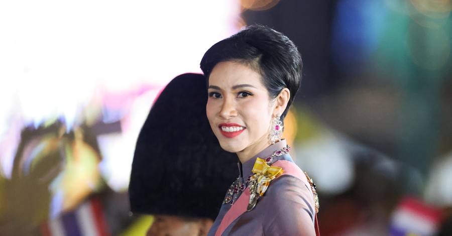 Наложница короля Таиланда стала жертвой порномести