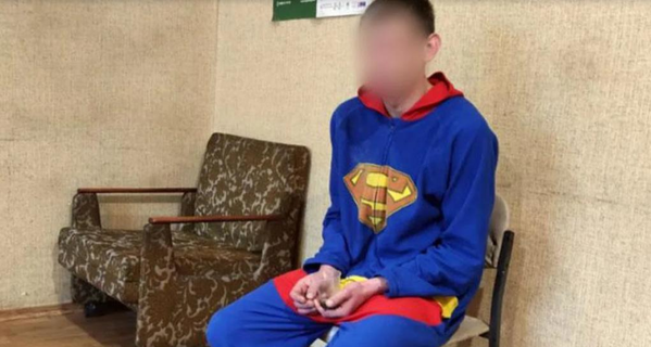 Полиция раскрыла тройное убийство в Славянске. Подозреваемого задержали в костюме Супермена