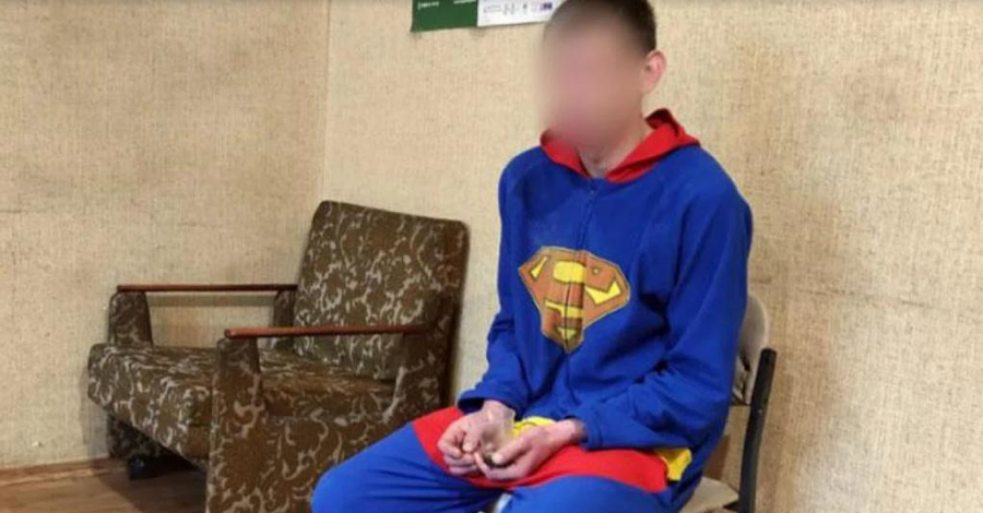 Полиция раскрыла тройное убийство в Славянске. Подозреваемого задержали в костюме Супермена