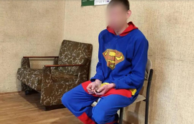 Полиция раскрыла тройное убийство в Славянске. Подозреваемого задержали в костюме Супермена