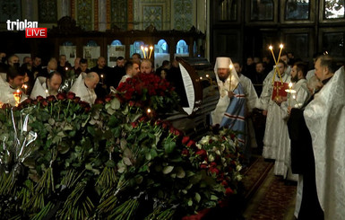 В Харькове началась церемония отпевания Геннадия Кернеса