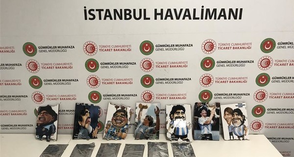 В Турции изъяли партию кокаина, который был спрятан в портретах Диего Марадоны