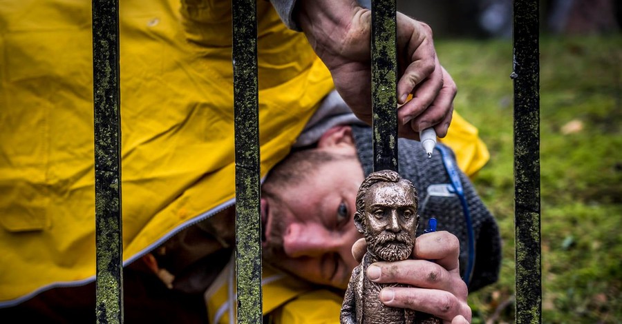 Украинский художник установил мини-Нобеля в Стокгольме