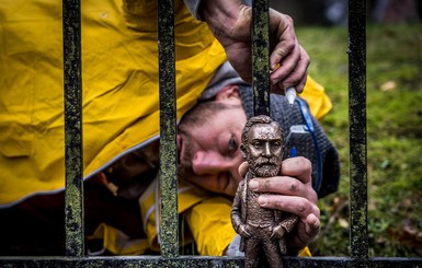 Украинский художник установил мини-Нобеля в Стокгольме