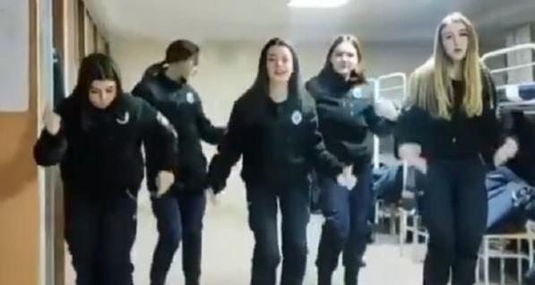 В Харьковском национальном университете МВД разыскали курсанток, которые плясали под песню 