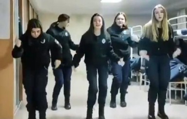 В Харьковском национальном университете МВД разыскали курсанток, которые плясали под песню 